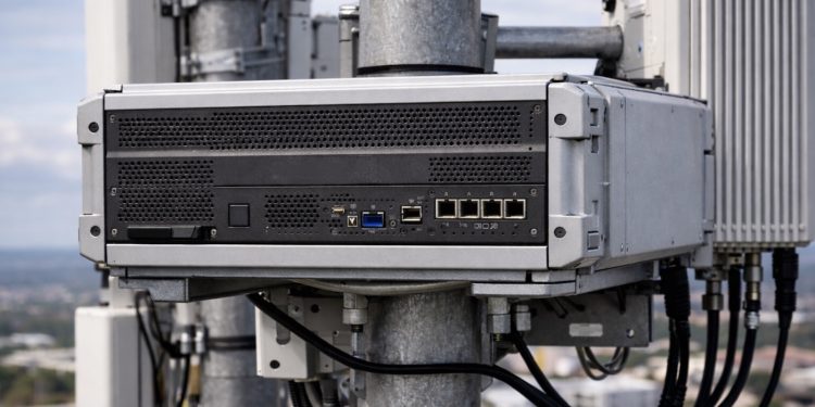 Outdoor edge servers